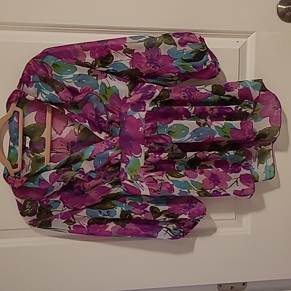 3/$27 Janice floral sheer top - Picture 1 of 8